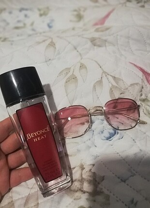 Beyonce parfüm ve gözlük