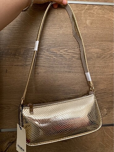 Pull and bear metalik çanta
