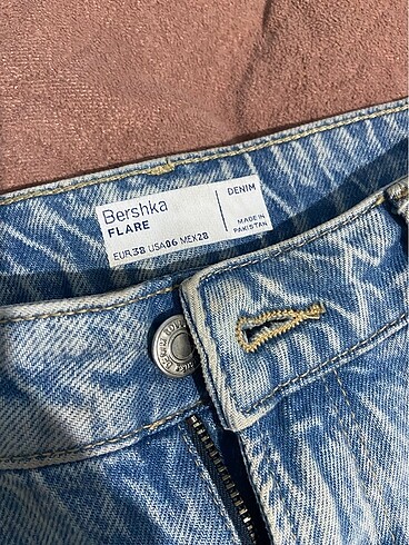 BERSHKA dizleri yırtık flare jean