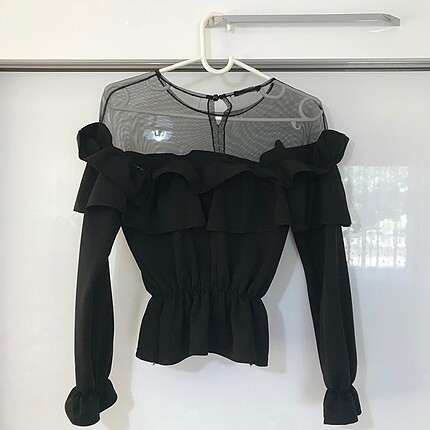 Yaka kısmı fırfırlı bluz