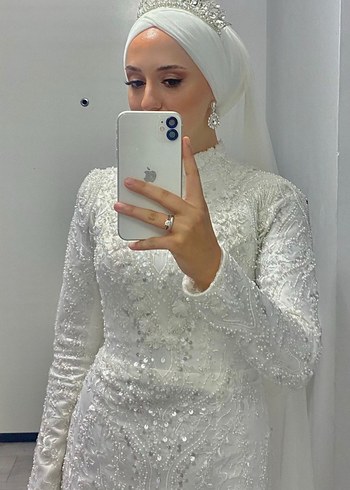 Uzun Kollu İşlemeli Beyaz Gelinlik
