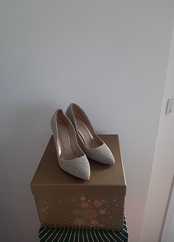 Gold detay stiletto