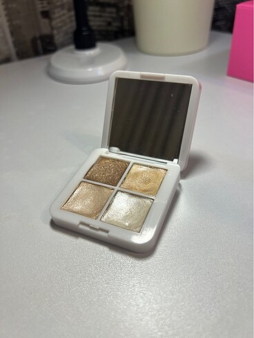 Beden Rms beauty living luminizer glow quad