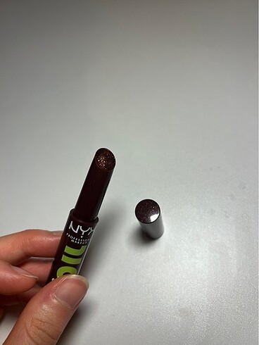 Beden Nyx slick click fat oil shiny lip balm