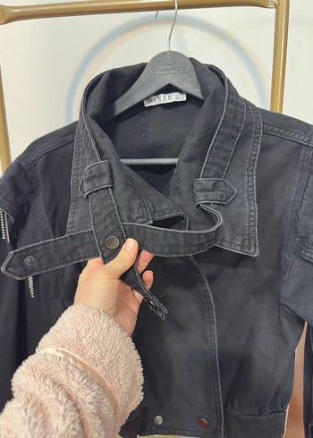 Kemer Detaylı Siyah Kısa Denim Ceket - Görsel 4