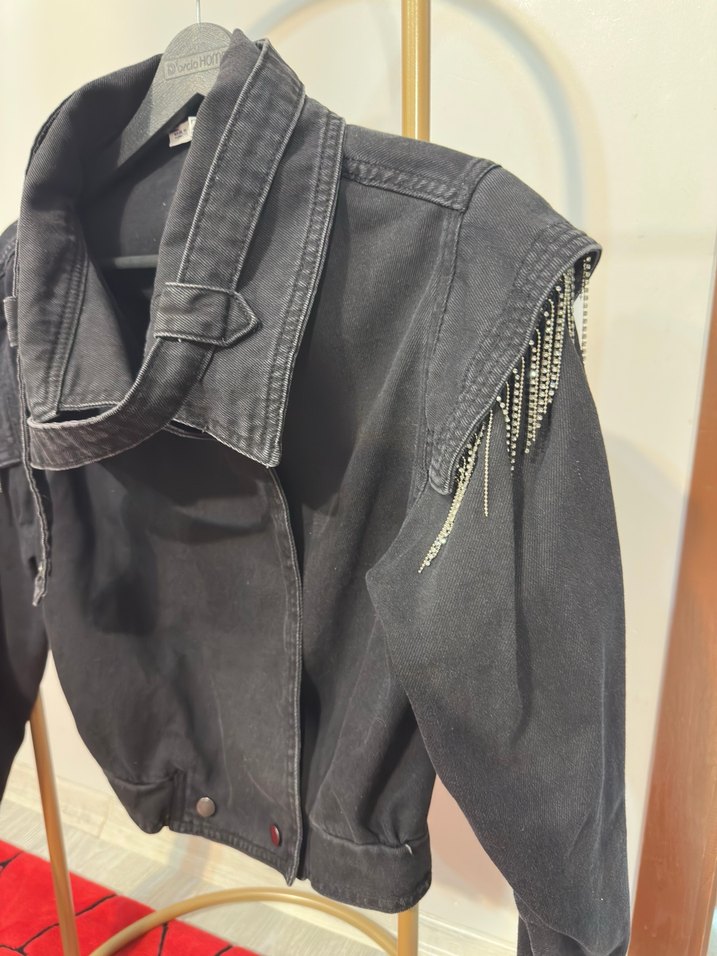 Kemer Detaylı Siyah Kısa Denim Ceket - Görsel 3