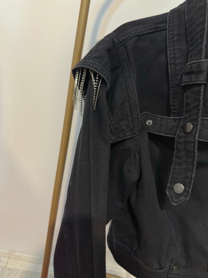 Kemer Detaylı Siyah Kısa Denim Ceket - Görsel 2