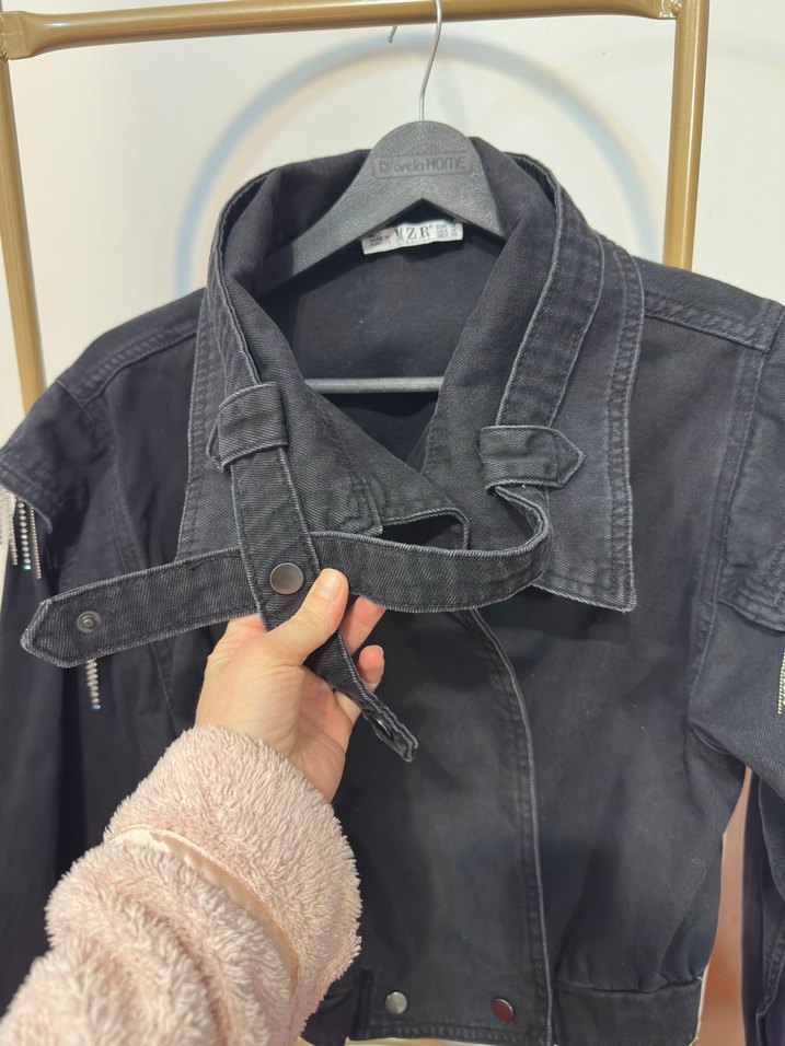 Kemer Detaylı Siyah Kısa Denim Ceket - Görsel 4