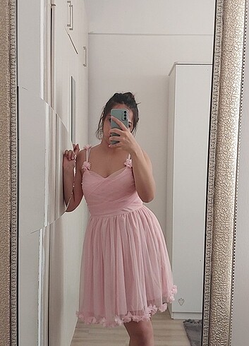 pembe çiçekli elbise