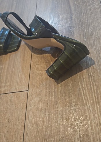 Yeşil Yılan Derisi Desenli Topuklu Kadın Ayakkabı