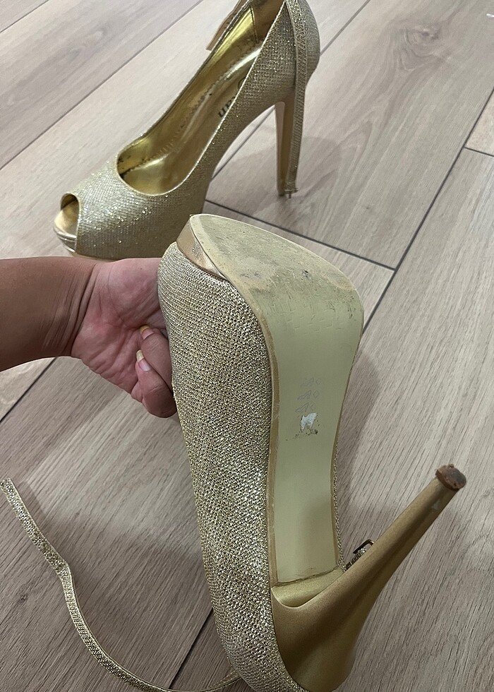 Gold topuklu ayakkabı - Görsel 3