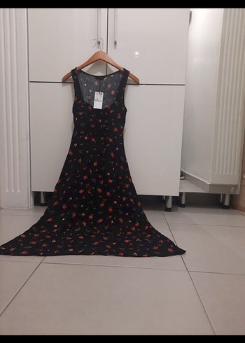 Stradivarius Düğmeli Siyah Çiçekli V Yaka Midi Elbise