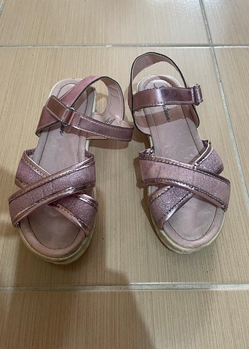Kız Çocuk Parlak Pembe Tokalı Sandalet