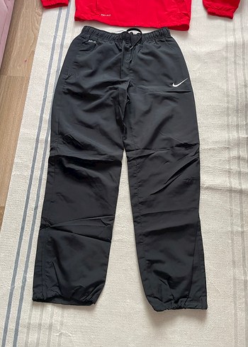 Kırmızı Sweatshirt ve Siyah Eşofman Altı Takımı - Görsel 2