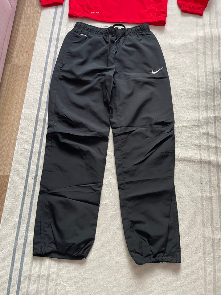 Kırmızı Sweatshirt ve Siyah Eşofman Altı Takımı - Görsel 2