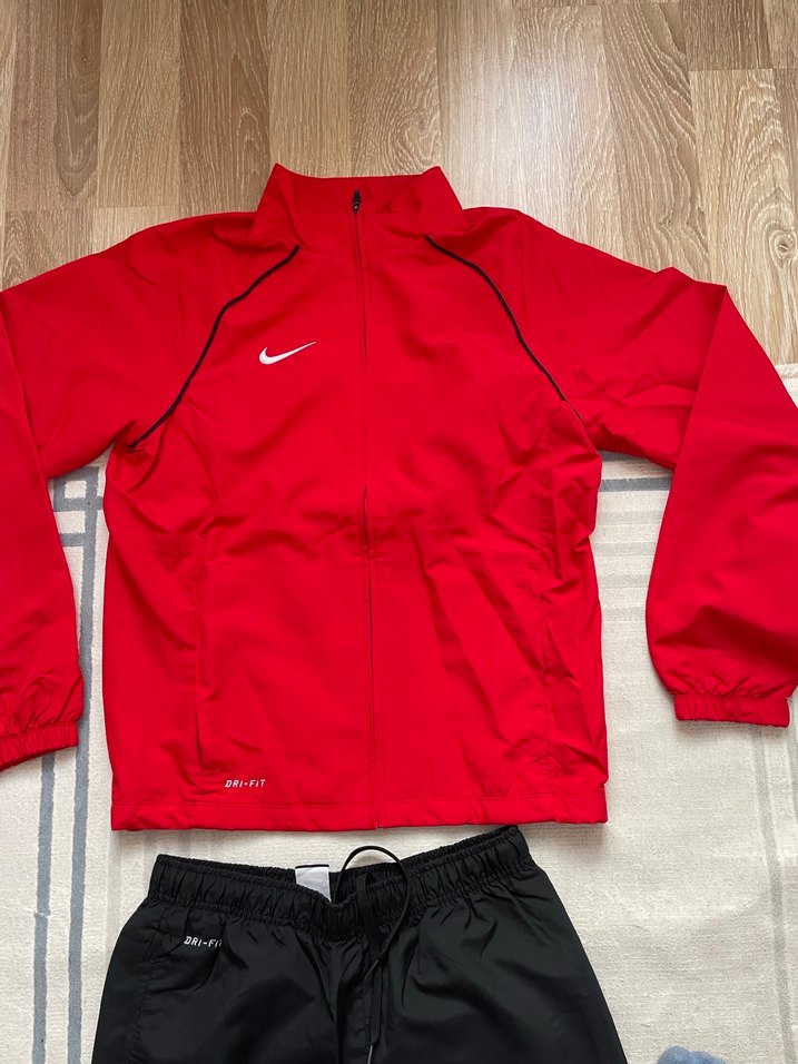 Kırmızı Sweatshirt ve Siyah Eşofman Altı Takımı - Görsel 3