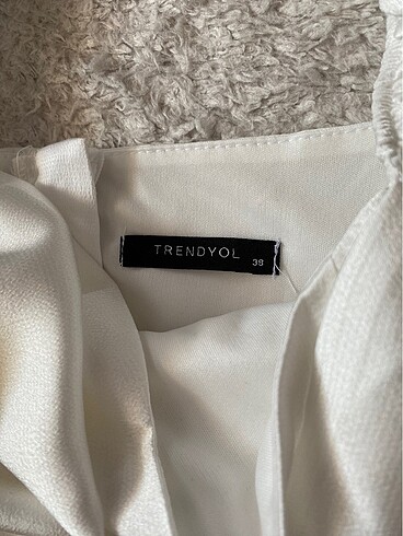 38 Beden Trendyolmilla beyaz crop astarlı saten bluz