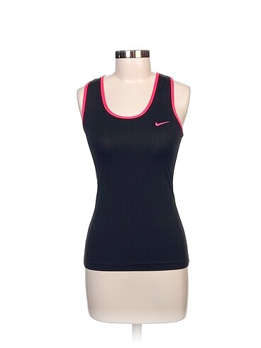 Nike T-shirt %70 İndirimli.
