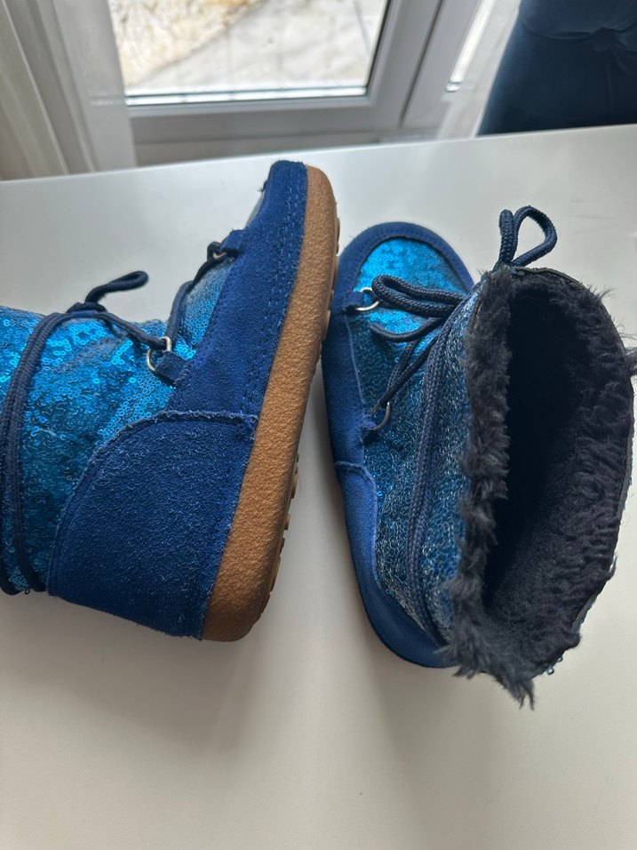 Mavi pullu, içi kürklü Kadın Bot - Görsel 4