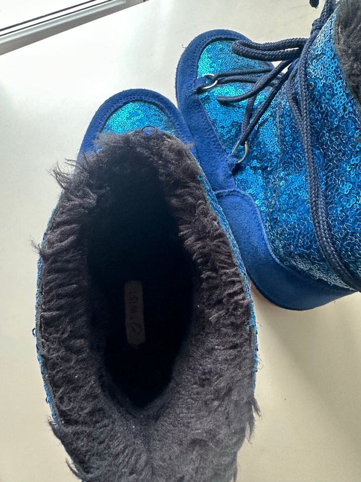 Mavi pullu, içi kürklü Kadın Bot - Görsel 5