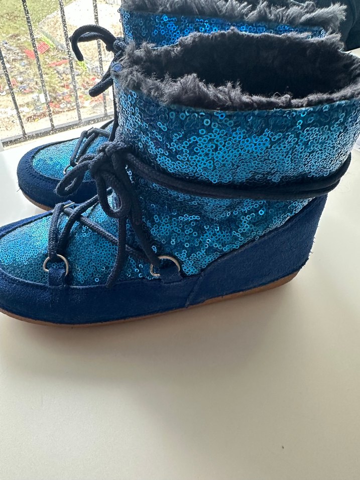 Mavi pullu, içi kürklü Kadın Bot - Görsel 2