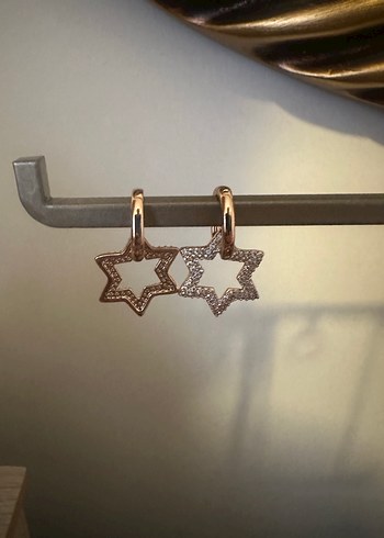 Altın Renkli Mini Payetli Yıldız Küpeler - Görsel 3