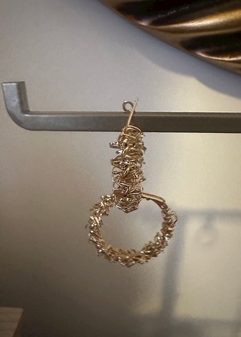 Zincir Detaylı Altın Renk Midi Küpe - Görsel 4