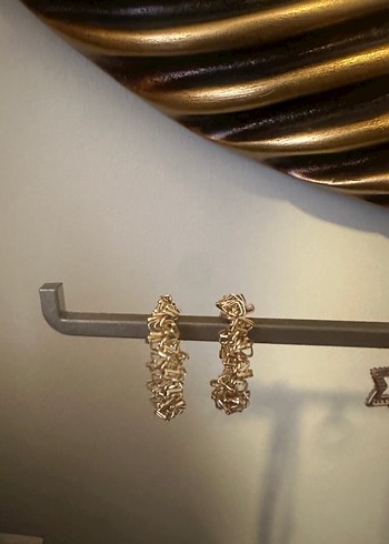 Zincir Detaylı Altın Renk Midi Küpe - Görsel 2