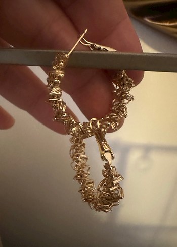 Zincir Detaylı Altın Renk Midi Küpe - Görsel 3