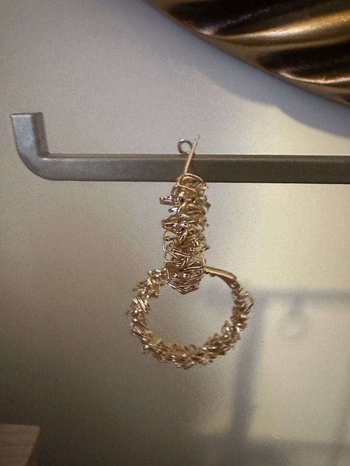 Zincir Detaylı Altın Renk Midi Küpe - Görsel 4