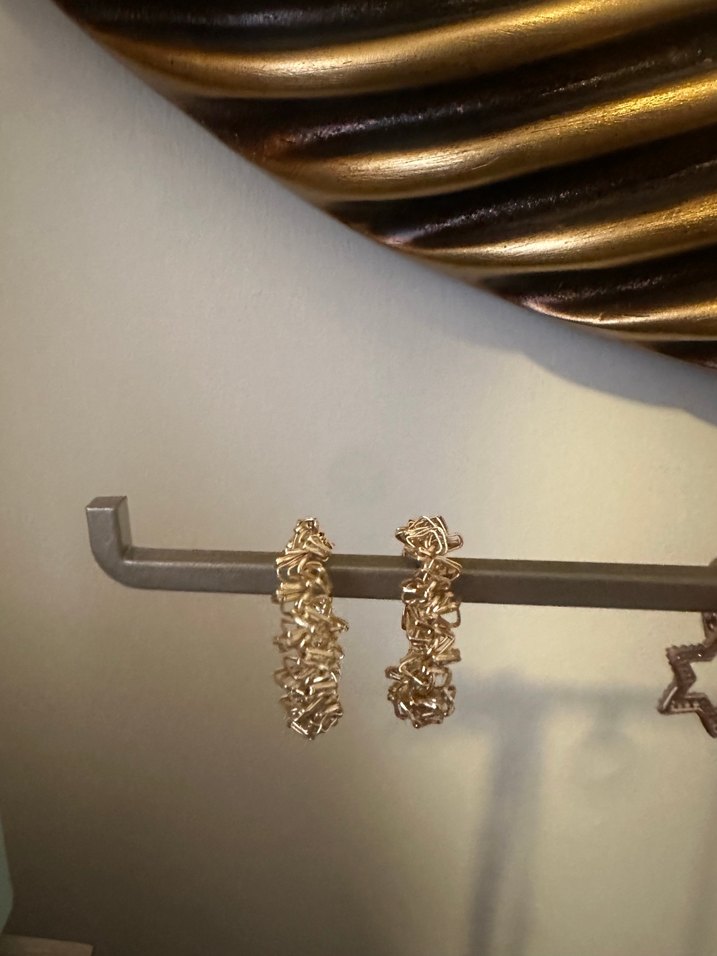 Zincir Detaylı Altın Renk Midi Küpe - Görsel 2