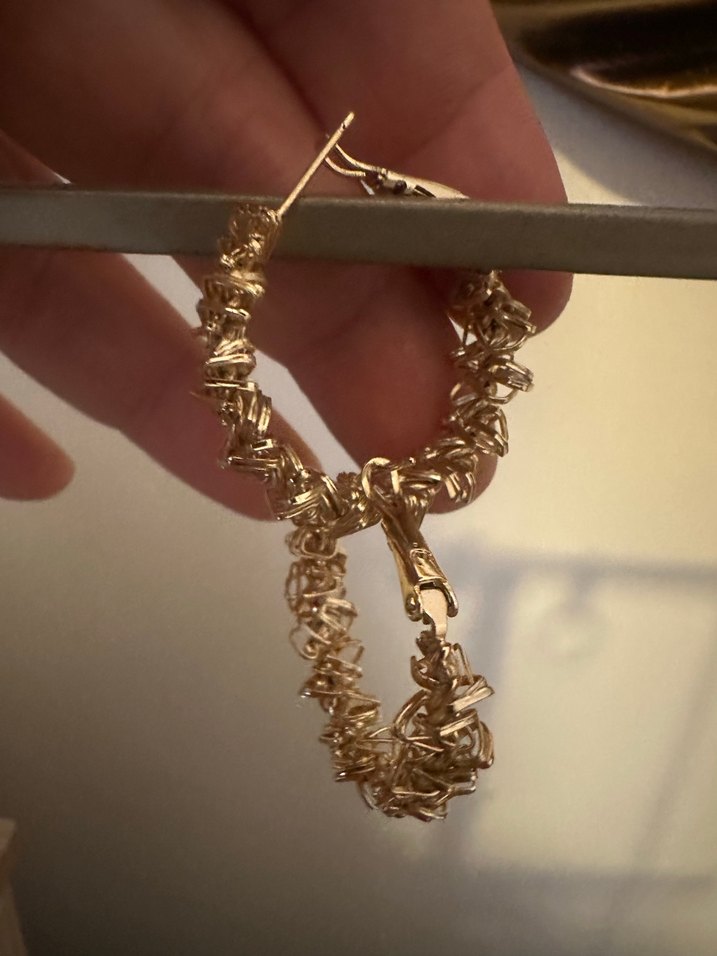 Zincir Detaylı Altın Renk Midi Küpe - Görsel 3