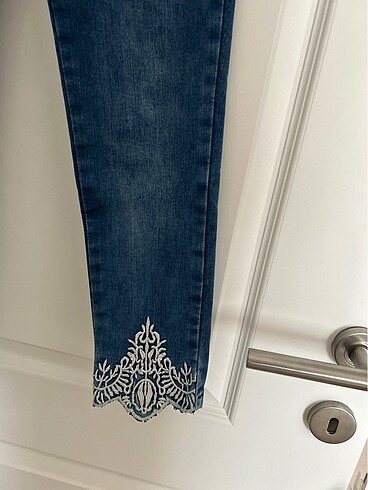 Paçası detaylı jeans - Görsel 2