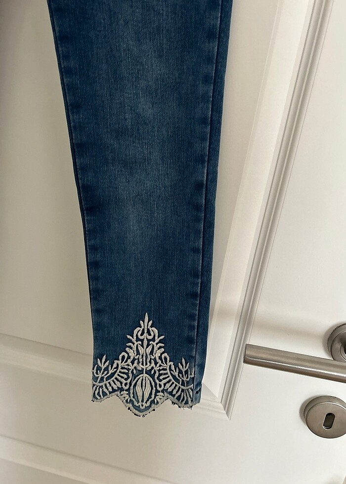 Paçası detaylı jeans - Görsel 2