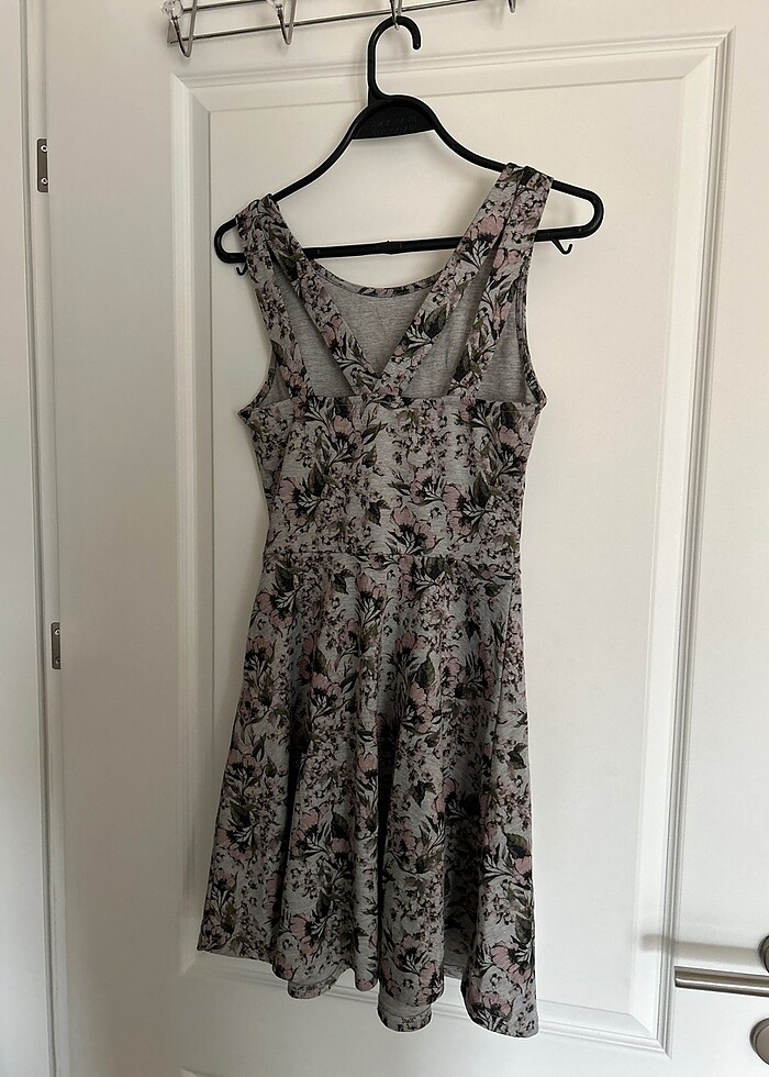 Arkası detaylı elbise - Görsel 2