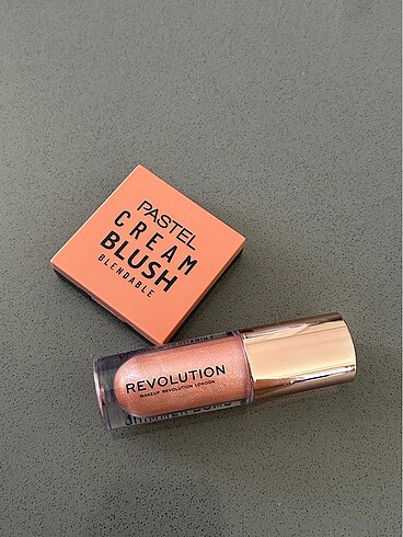 Pastel Allık ve Revolution Gloss