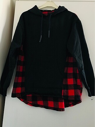 Siyah ekoseli kapüşonlu sweatshirt