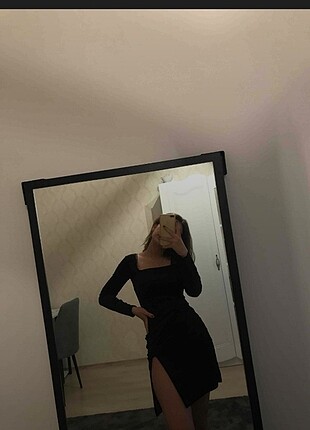Siyah kadife yırtmaçlı elbise