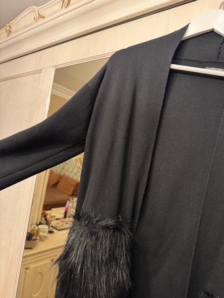 Siyah Uzun Kürklü Kadın hırka - Görsel 2