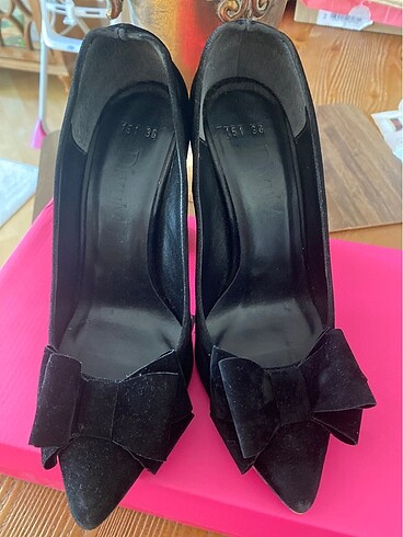 Fiyonk detaylı kalın topuklu stiletto