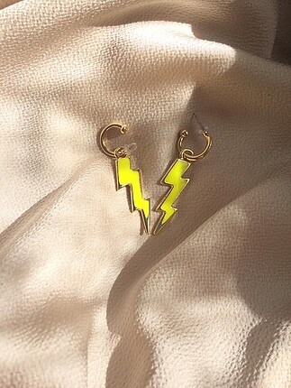 Neon detaylı şimşek küpe