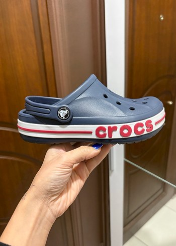 Crocs 32