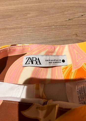 Zara Zara Çiçek Desenli Yüksek Bel Mini Şort