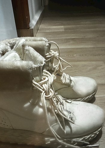 Elle Beyaz Kürklü Kadın Dolgu Topuk Bot