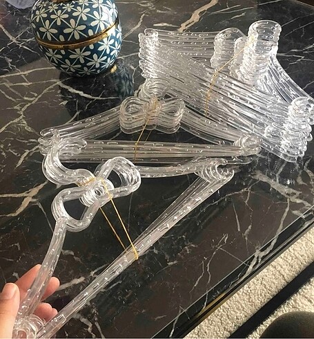 Bebek kıyafeti askısı