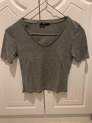 Gri ve yaka crop