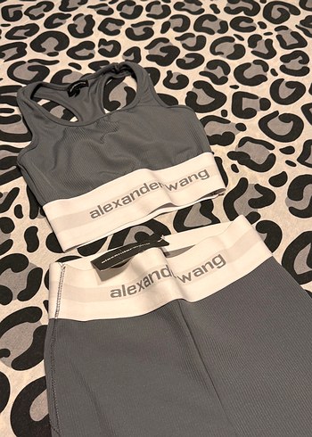Alexander Wang Gri Kısa Tayt ve Spor Sütyeni - Görsel 4