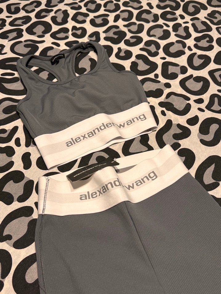 Alexander Wang Gri Kısa Tayt ve Spor Sütyeni - Görsel 4