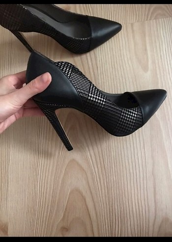 Siyah Yılan Desenli Bağcıklı Stiletto