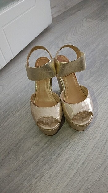 Gold simli yüksek dolgu topuklu ayakkabı topuklu sandalet